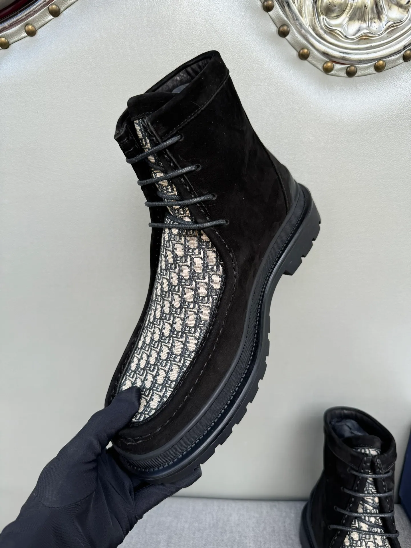 [DIOR] Top P: 1000💰 Number of yards: 39~44 (38.45 custom-made, non-refundable) Dior Dior~ Winter series, original 1:1 development Casual men's leather shoes Heavy investment, shoes and boots are made of imported cowhide + imported Dior special fabric Not easy to deform black cowhide lining Dior large hardware inlay Original TPU vacuum outsole, black cowhide Black open edge beads Military green suede Black suede Khaki suede leather is crafted by a large factory, and the perfect product is only prepared for you who know your taste! Any comparisons are welcome.